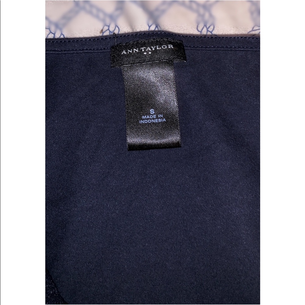 🌺 .•SALE•. Ann Taylor black v neck top